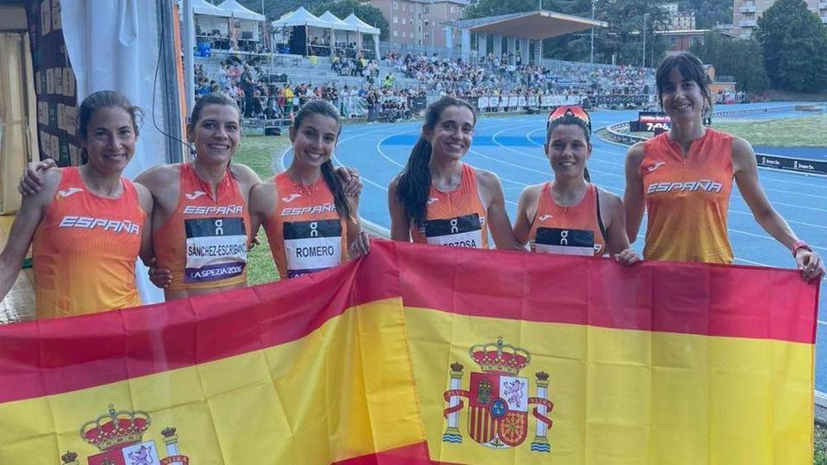 Las componentes de la selección española, con Isabel Barreiro y Beatriz Álvarez las dos últimas por la izquierda, en La Spezia.