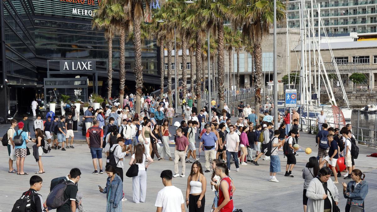 Turistas en A Laxe.