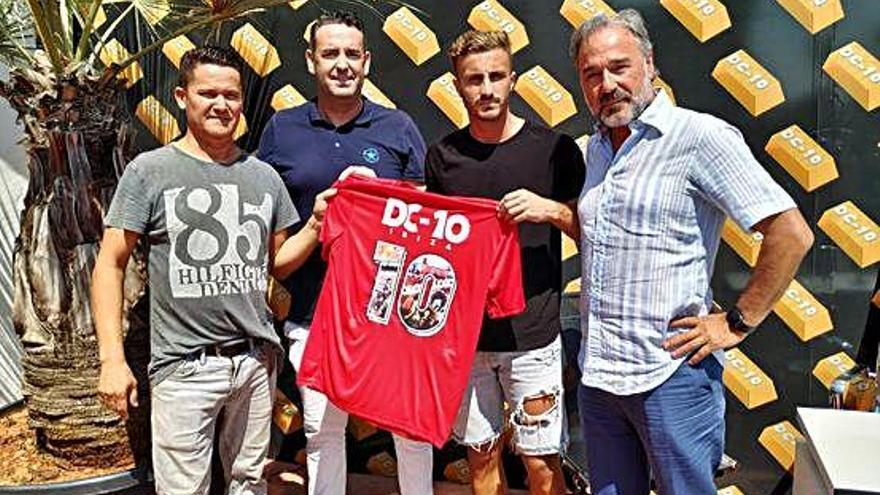 Tortosa y Colau posan con la camiseta junto a representantes de DC-10 y del CD Ibiza.