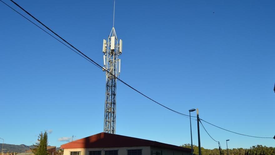 Antena de telefonia mòbil a cal Bassacs i fils d&#039;una línia elèctrica