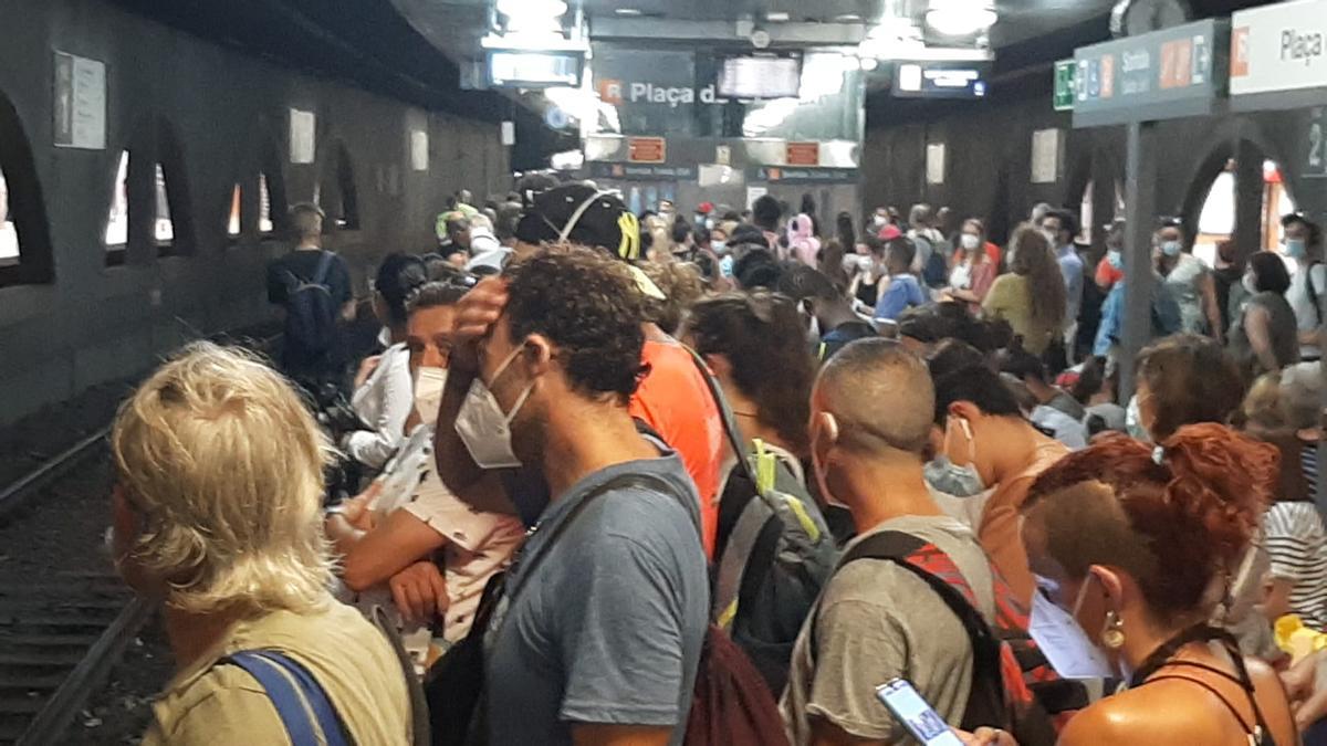 Andén de la estación de Renfe de Plaza Catalunya, este viernes por la tarde.