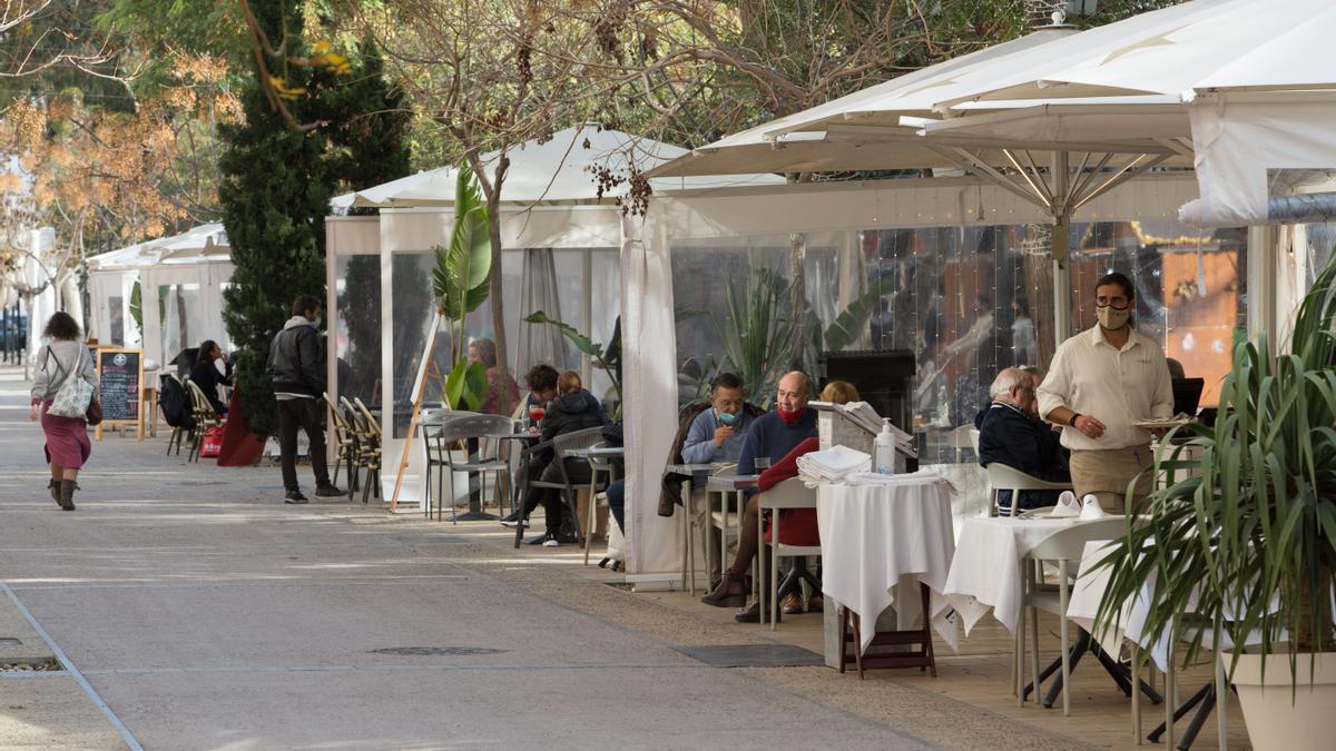 Terrazas abiertas en el paseo de Vara de Rey de Ibiza.