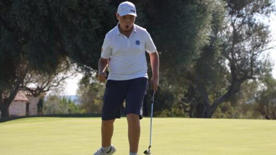 Juan Miró Asorey, embocando su &#039;putt&#039; para &#039;birdie&#039; en el &#039;play-off&#039; de Panorámica (Sant Jordi).