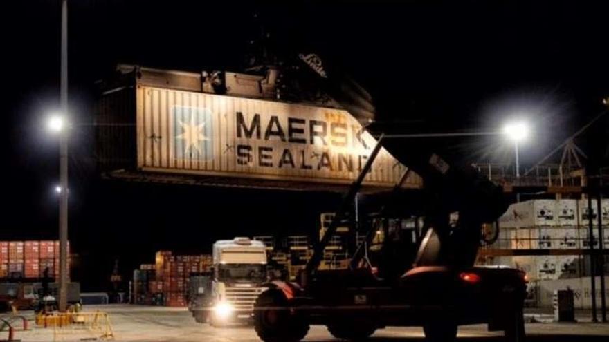 Contenedores de Maersk se trasladan a camiones para Inditex. // S.A.