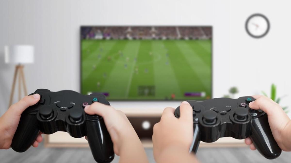 FOTO BAJADA DE 123RF EL 16 DE DICIEMBRE DEL2020  NINOS  NINYOS  NINOS  NENES  ADOLESCENTES  JOVENES  JUGANDO A LA CONSOLA  VIDEOJUEGOS  JUEGOS  DIVERSION  ADOLESCENCIA  CONSOLA  FOTO DE 123RF