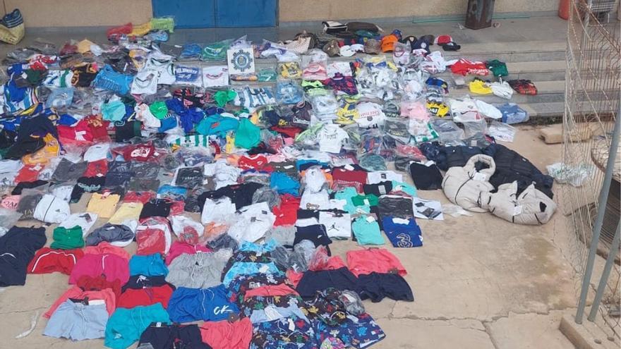 Policía de Cartagena decomisa casi 600 prendas en La Azohía