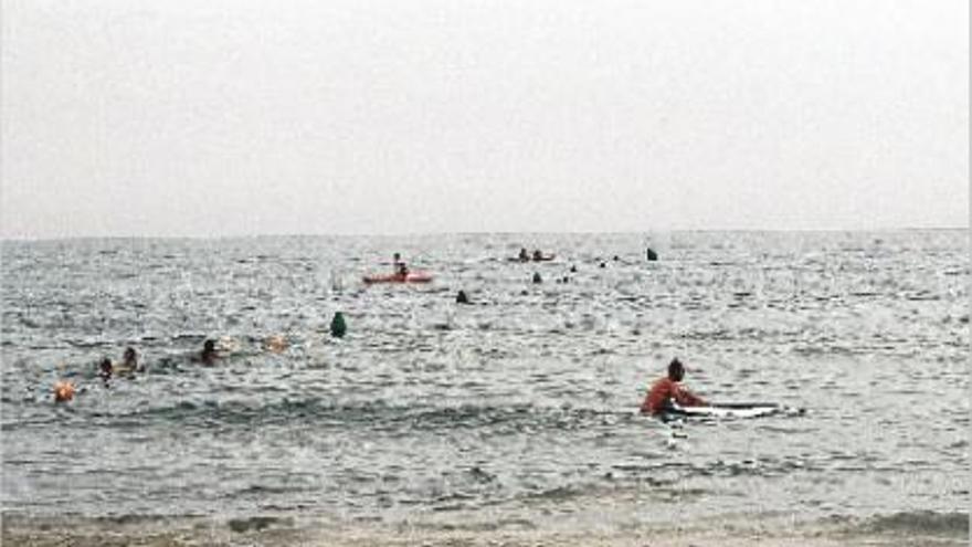 Ayer se delimitó el canal para embarcaciones, pero no la zona de baño en la playa de San Juan.