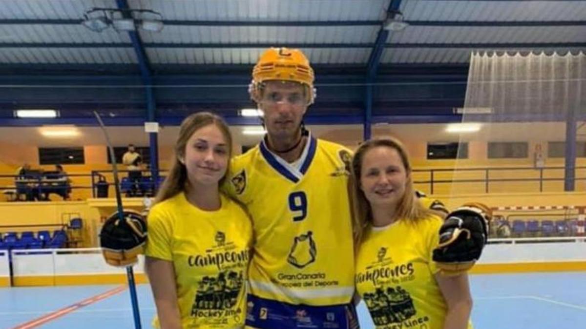 De izquierda a derecha, Sara, Pawel y Danuta, la familia Zasadny junto al trofeo de la Copa de Europa.