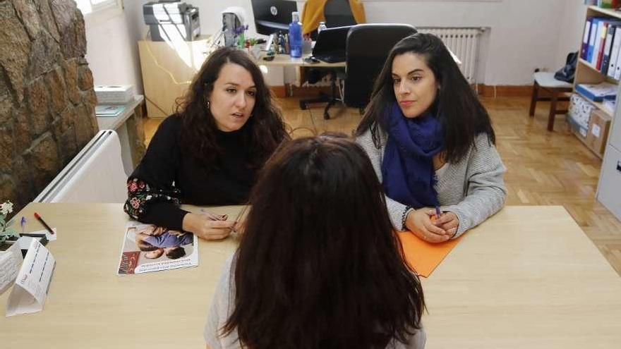 De izqa. a dcha., las psicólogas Aroa González y Raquel Gallego conversan con Candela. // Alba Villar