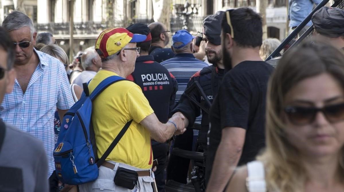 Un ciutadà felicita els mossos.