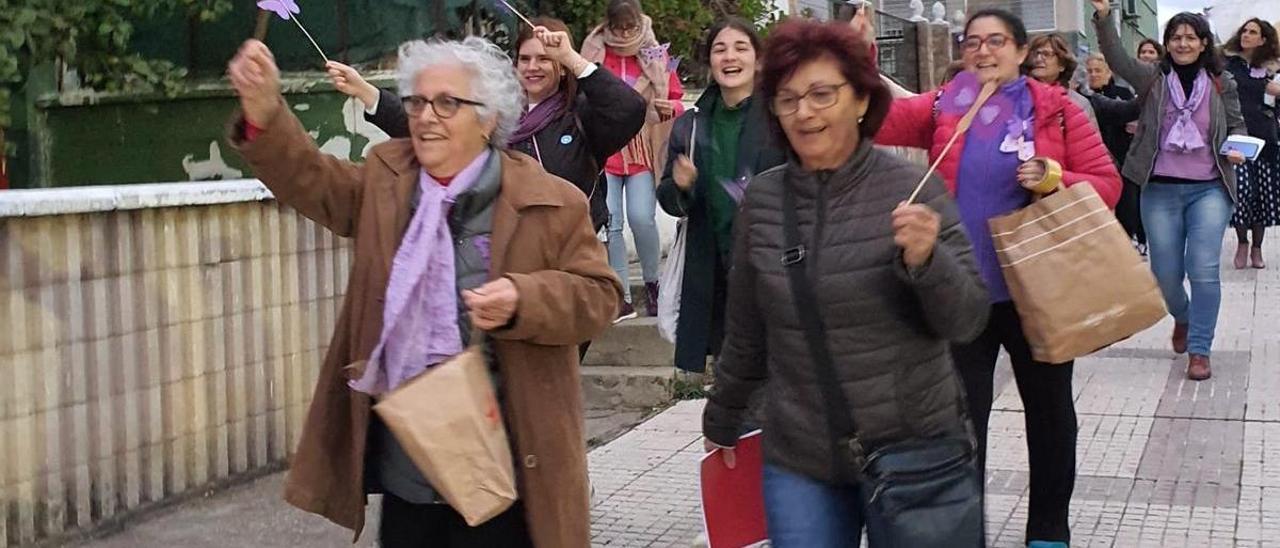 El &#039;Recorrido morado&#039; transcurrió por calles del barrio.