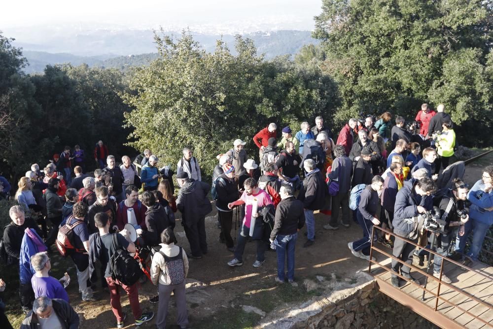 Pujada al castell de Sant Miquel per protestar contra les maniobres convocades per l exercit.