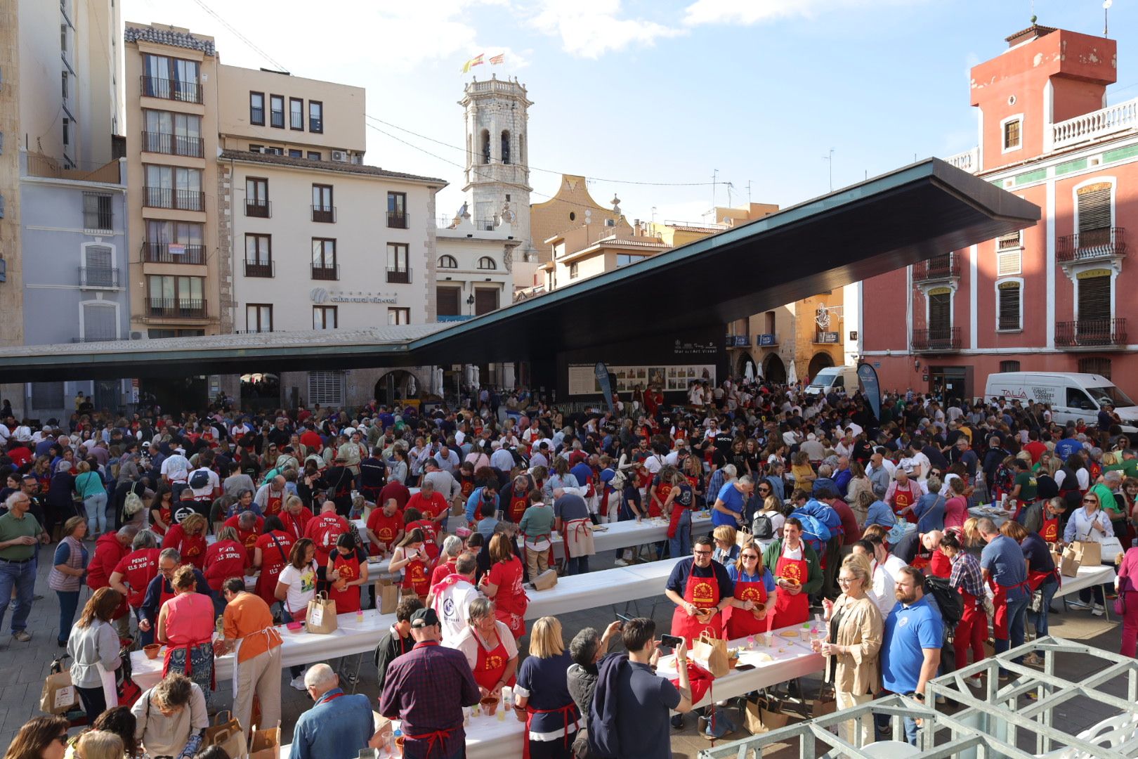 FOTOGALERÍA I Las imágenes de la Nit de la Xulla y del encuentro de elaboración de allioli de las fiestas de Vila-real