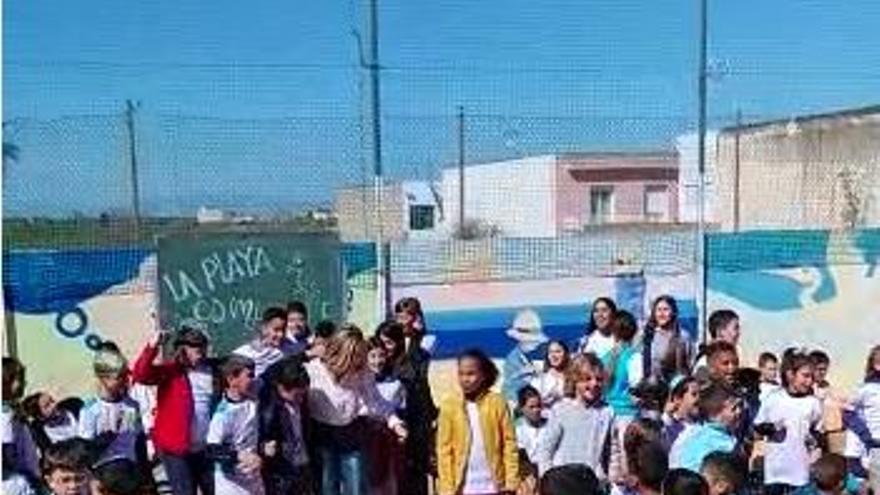 Pilar Alegría 'lo da todo' con Shakira en un colegio de Cartagena.