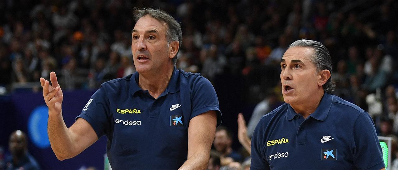 Luis Guil, junto a Sergio Scariolo en un partido del Europbasket.