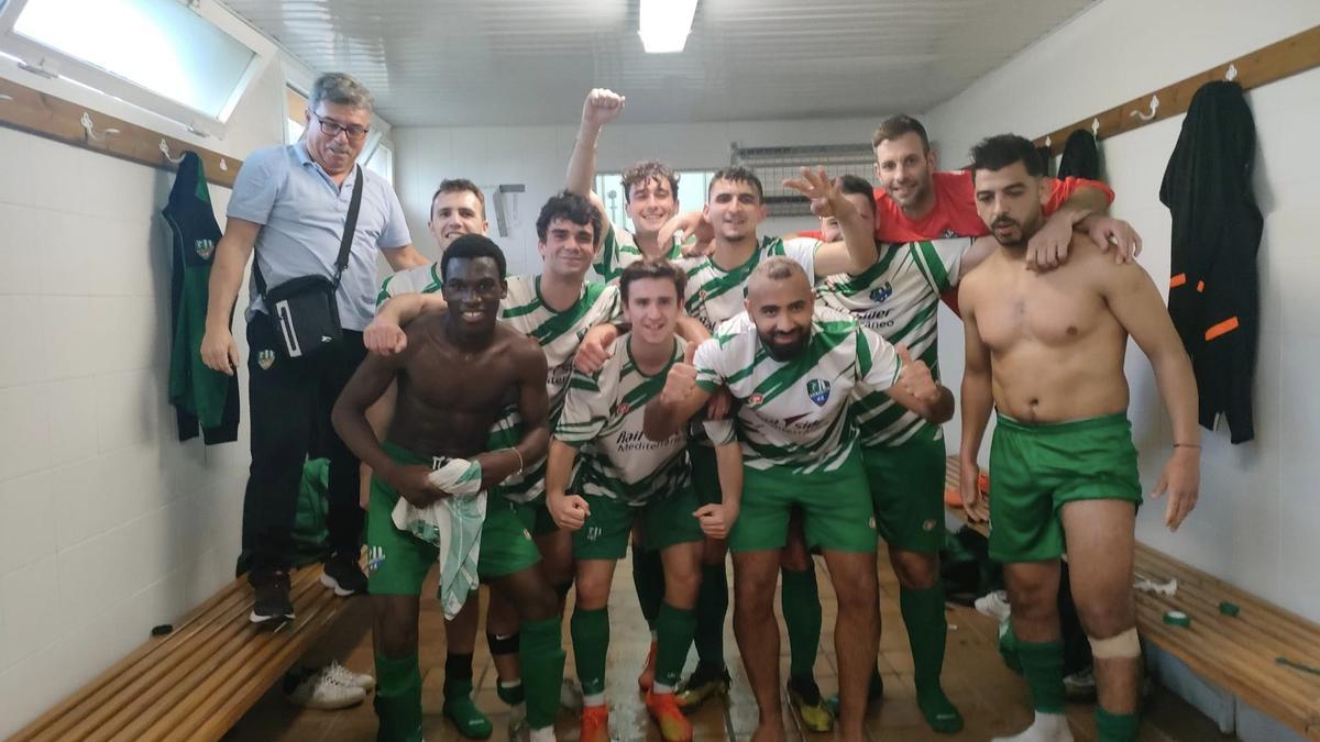 La plantilla del Club Esportiu Portbou celebrant una victòria aquesta temporada