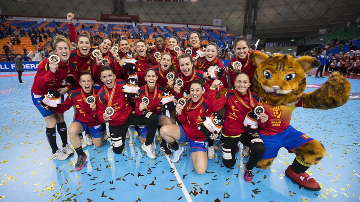 Las Guerreras celebran su plata en el Mundial de 2019