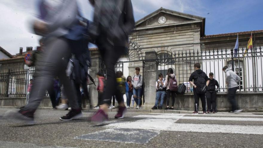 Alumnado del IES Cristo del Socorro, a la salida del centro, en una imagen de archivo.  | R. S.