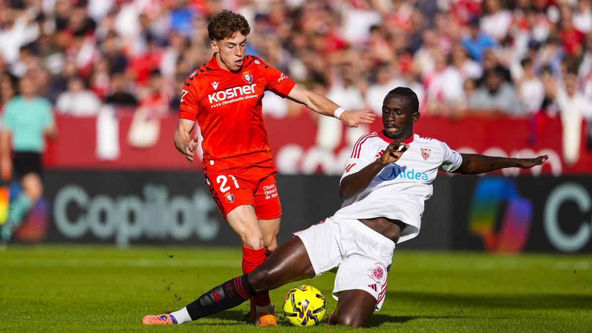 Tanguy Nianzou disputa un balón con Víctor Muñoz durante el partido de LaLiga EA Sports entre Sevilla FC y CA Osasuna en el Ramón Sánchez-Pizjuán.