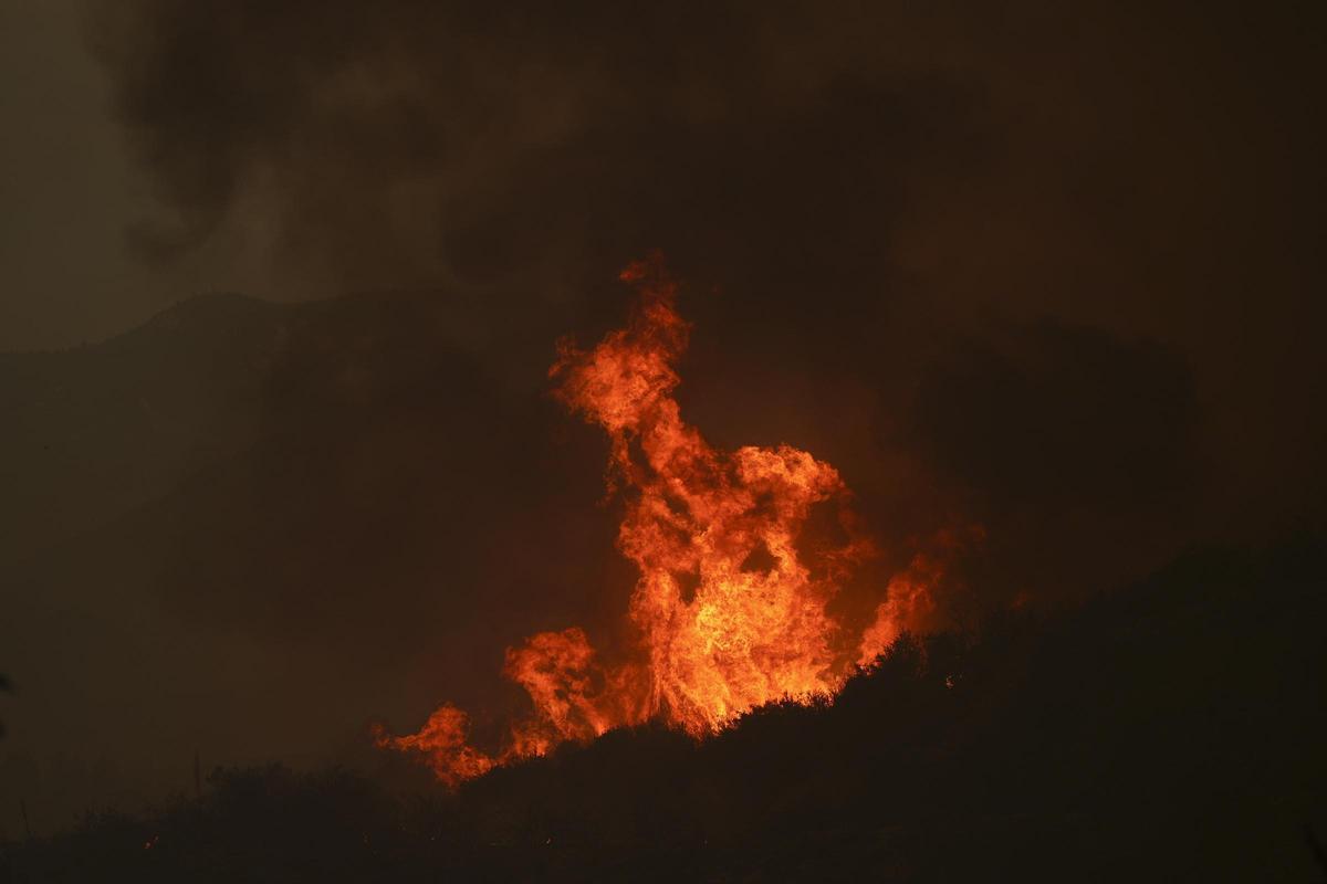 Grandes incendios en la zona de Running Springs en California