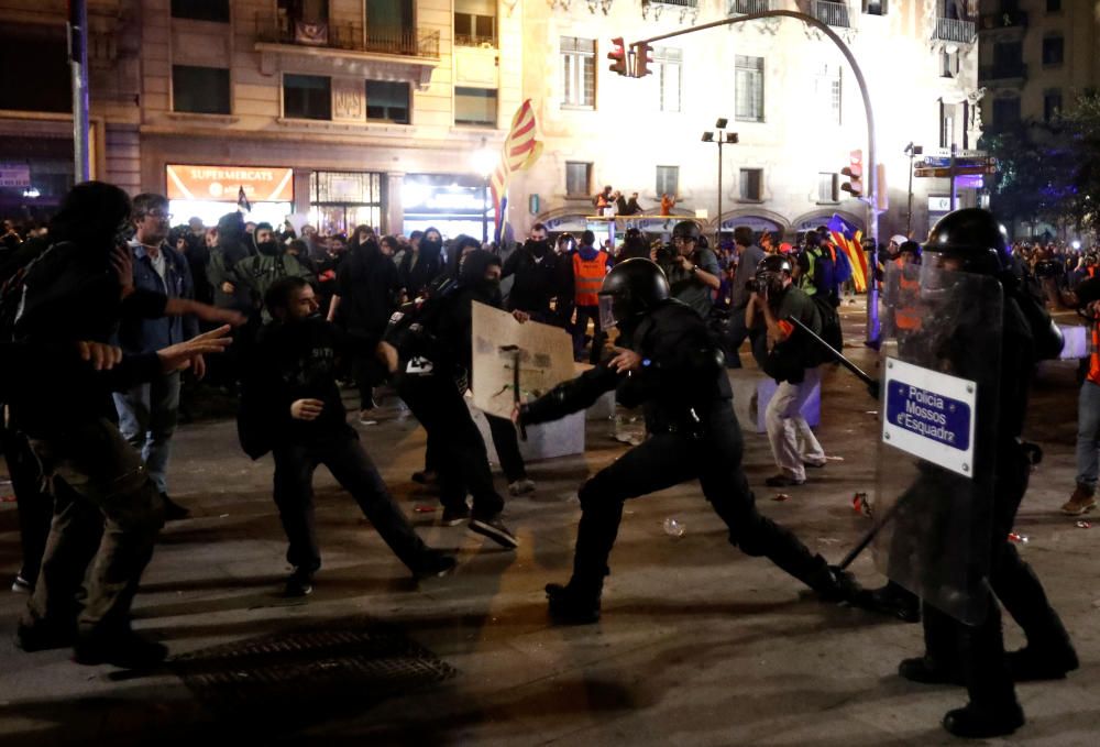 Els Mossos carreguen contra manifestants concentrats a Via Laietana