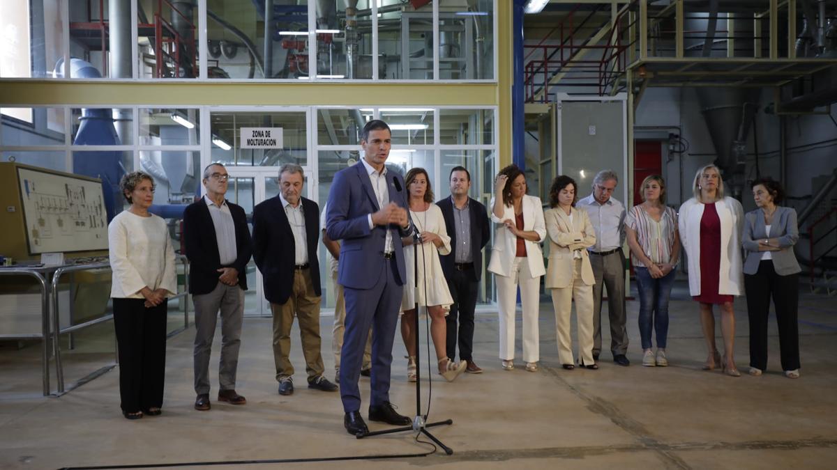 Pedro Sánchez, junto a Armengol y el resto de autoridades, en las instalaciones de la empresa Carob del polígono de Marratxí.