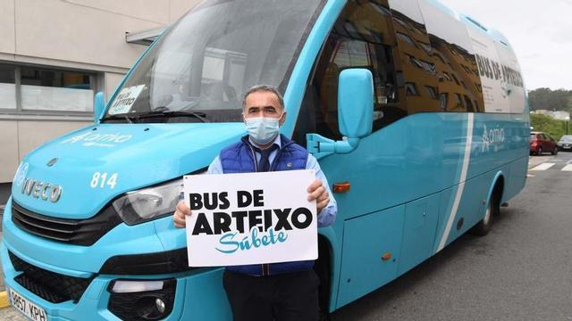 Un conductor del servicio municipal de autobús del Concello de Arteixo junto a un vehículo. |   // VÍCTOR ECHAVE