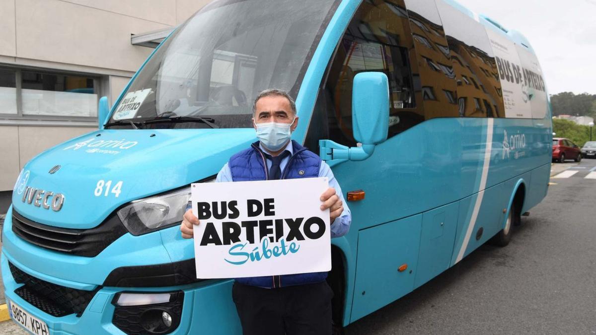 Un conductor del servicio municipal de autobús del Concello de Arteixo junto a un vehículo. |   // VÍCTOR ECHAVE