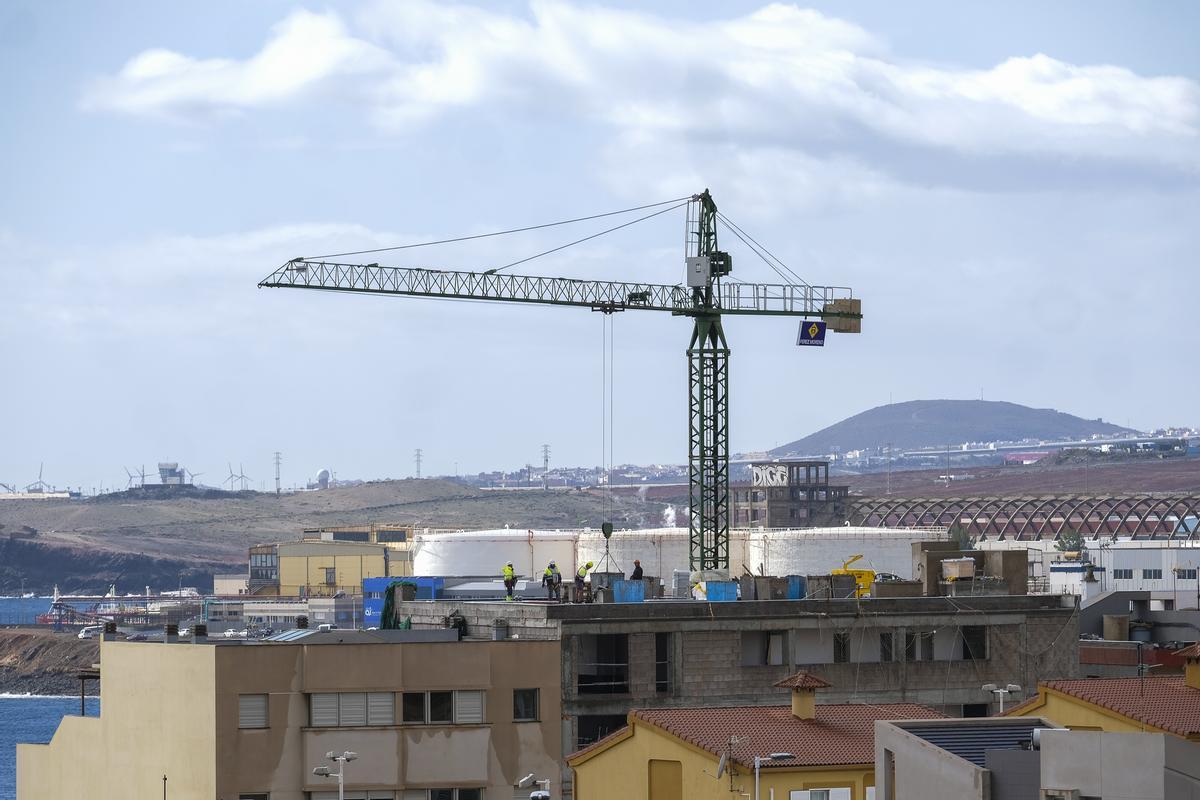 Constructores en una obra en el Archipiélago.