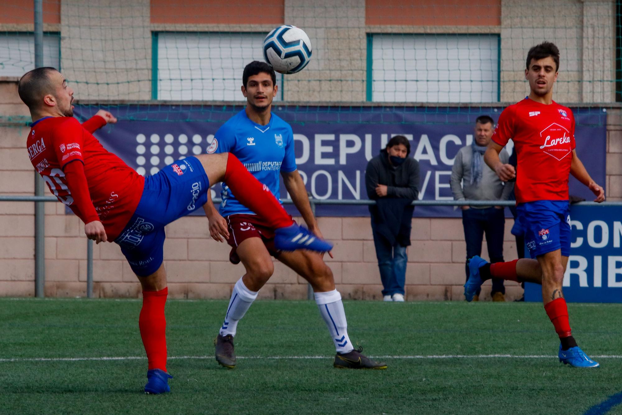 Las imágenes de la victoria del Umia sobre el Pontevedra B en A Bouza (3-0)