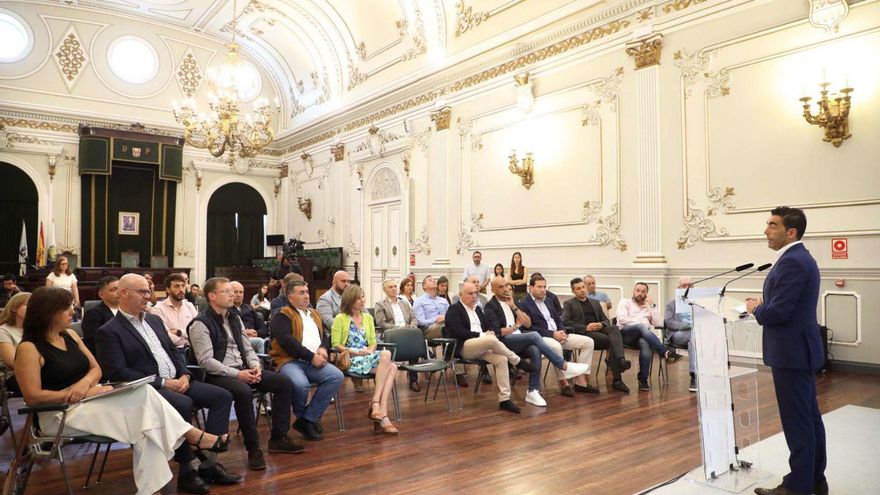 Luis Lopez se dirige a responsables municipales beneficiados por el proyecto. | FDV