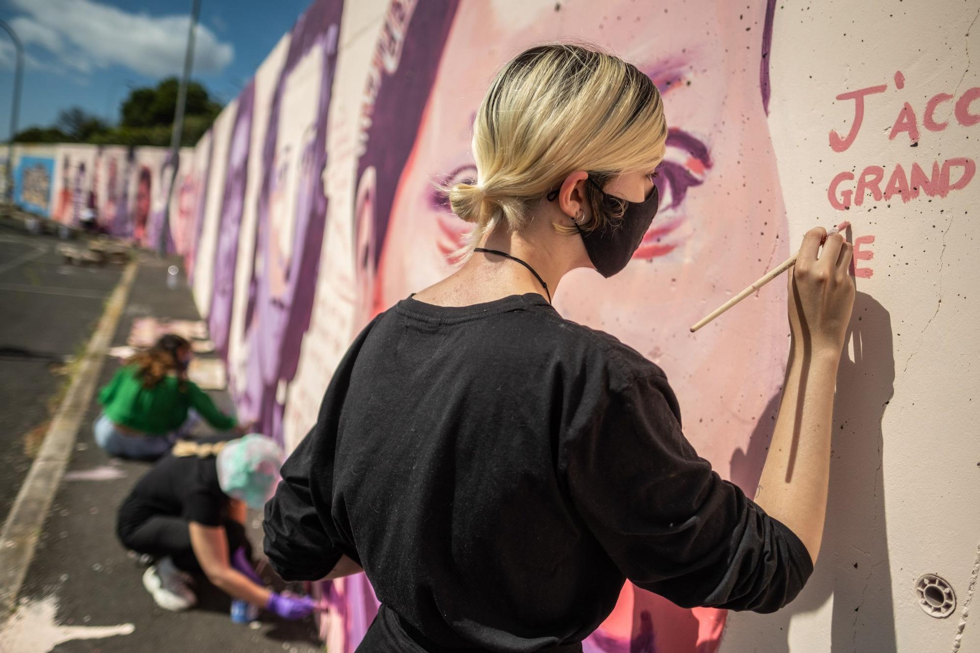 Jóvenes pintan un mural en La Laguna que fue vetado en Madrid