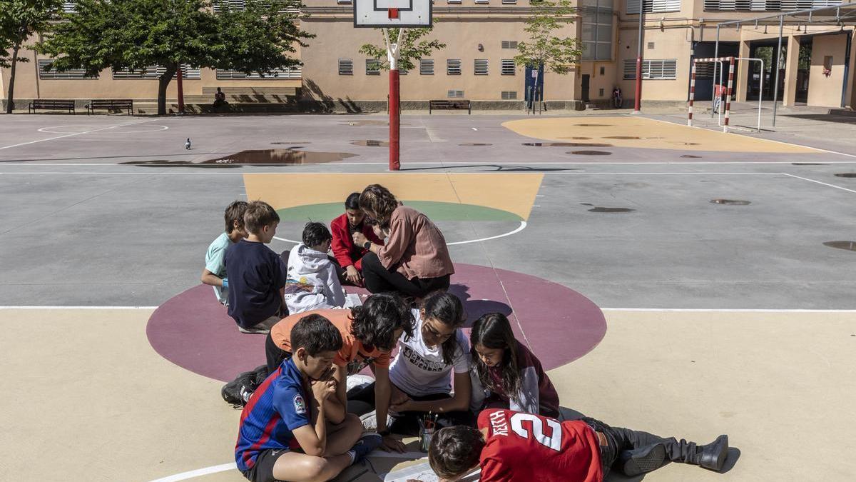 Alumnos de quinto de la Escola Bogatell de Barcelona participan en un taller del COAC para repensar su patio.