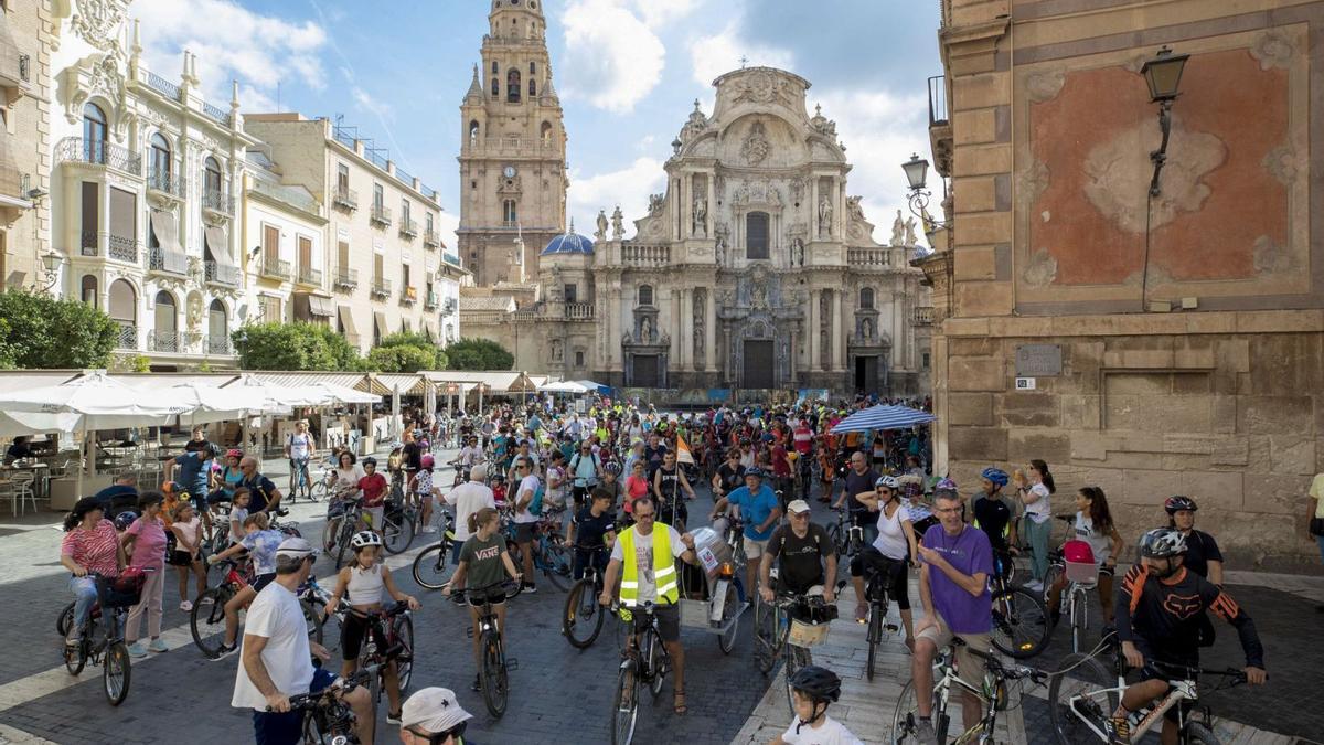 Salida de los participantes en la ‘Bicifestación’ celebrada ayer en Murcia desde la plaza del Cardenal Belluga. | MARCIAL GUILLÉN (EFE)