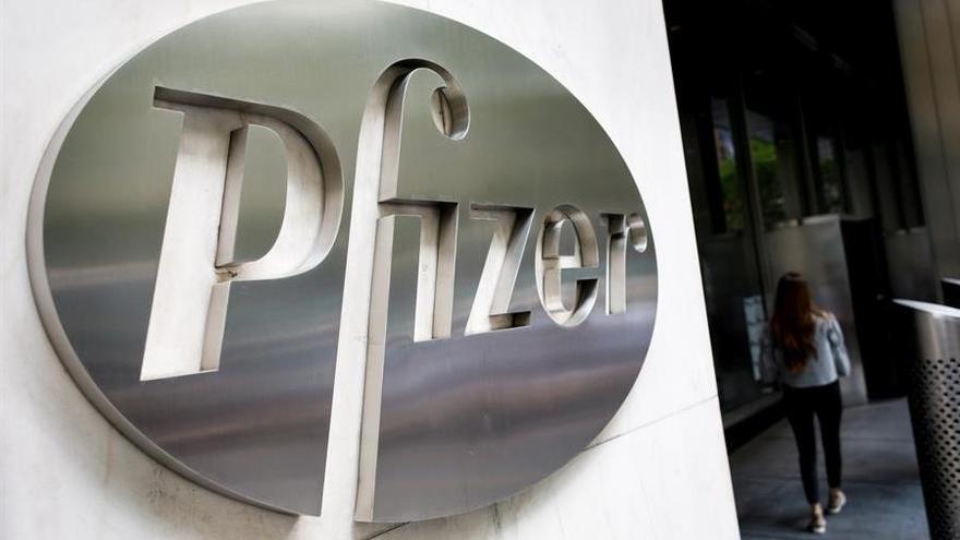 Pfizer pronosticó distribuir 100 millones de su vacuna contra la covid-19, pero ahora solo se compromete a producir 50 millones antes de que acabe el año.