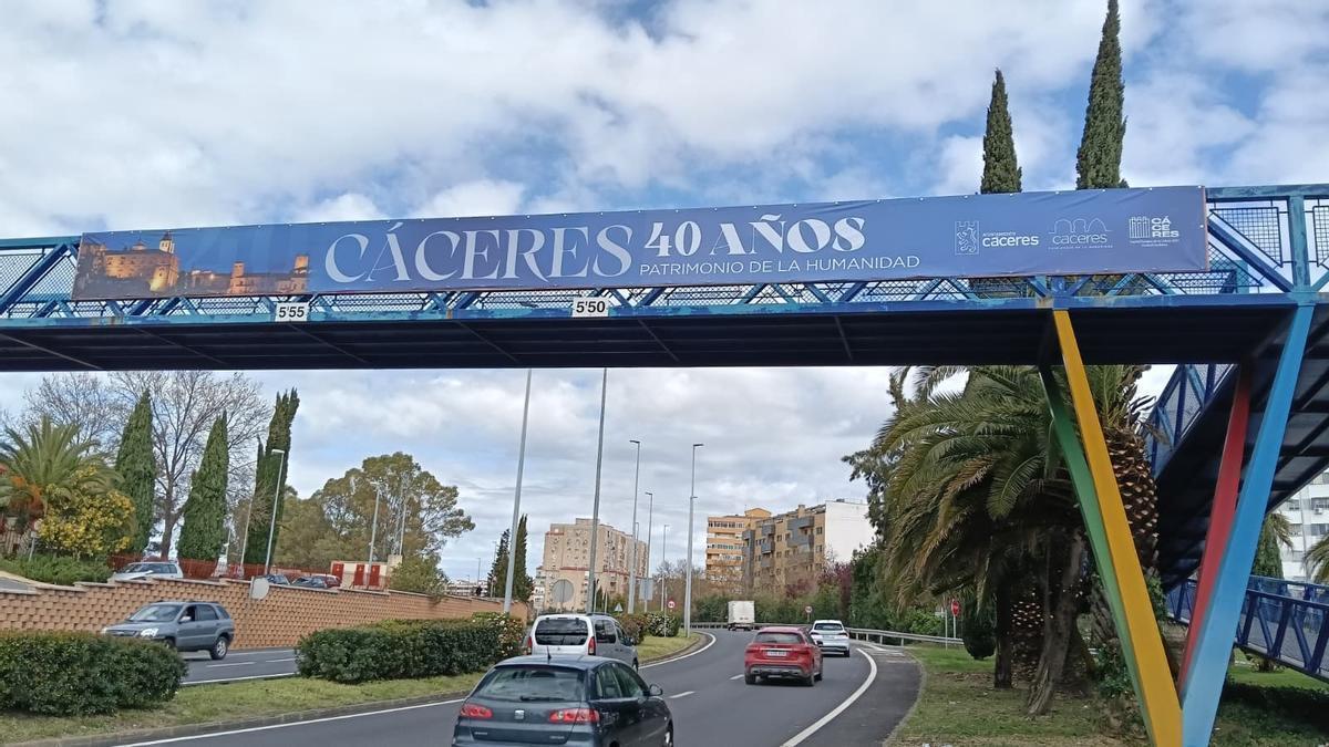 Lonas que lucen en Cáceres por los 40 años como Patrimonio de la Humanidad.