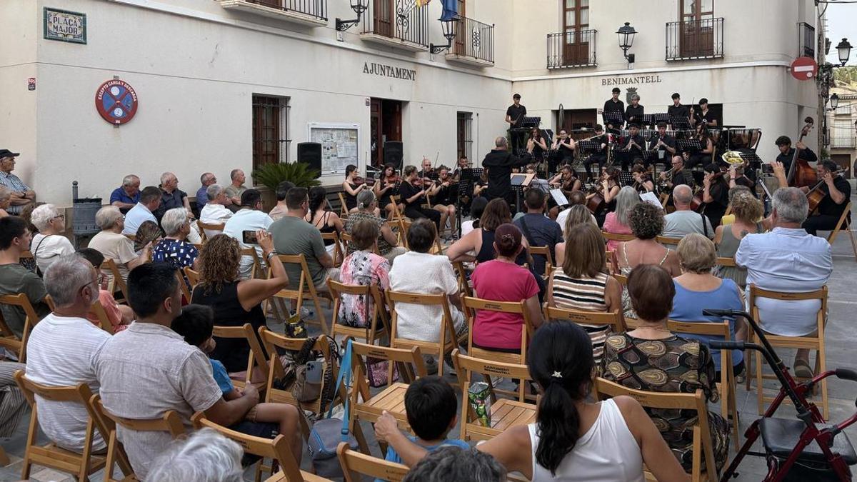 La Plaça Major se llenó para disfrutar de la Orquesta Sinfónica de Xàbia