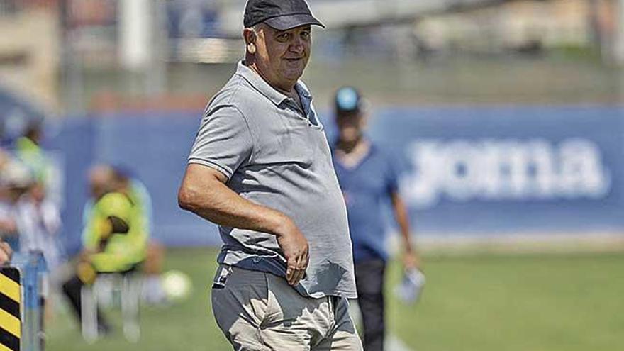 Manix Mandiola, entrenador del AtlÃ©tico Baleares, observa una jugada desde la zona tÃ©cnica.