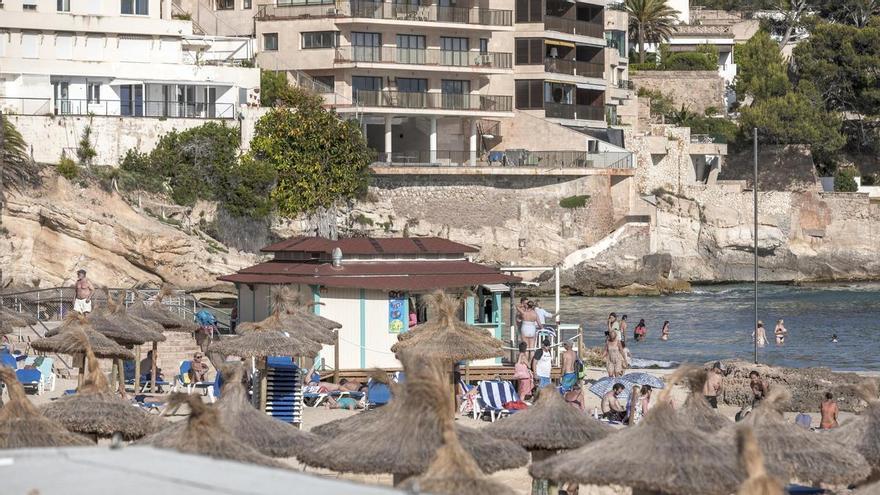 El GOB denuncia tarifas de hasta 125 euros por hamacas y sombrillas en Cala Major y exige investigar la nueva concesión