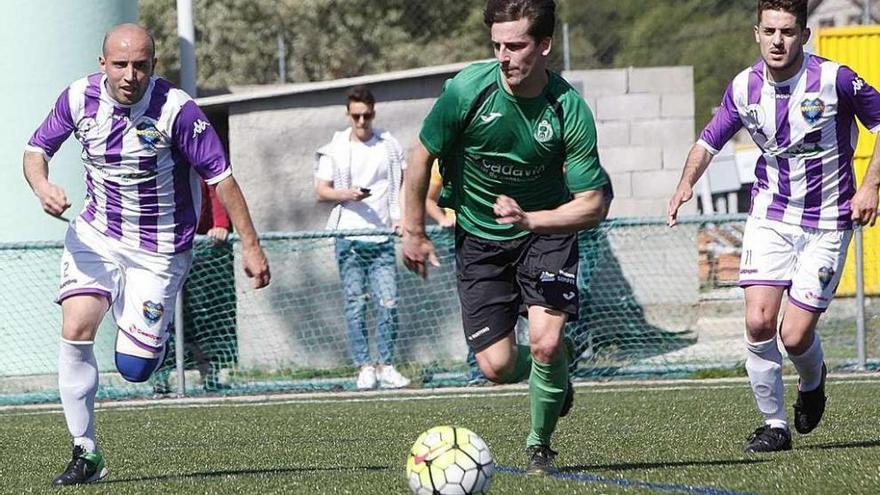 Un lance del partido entre el Bande y el Arenteiro, ayer en Outeiro. // Iñaki Osorio