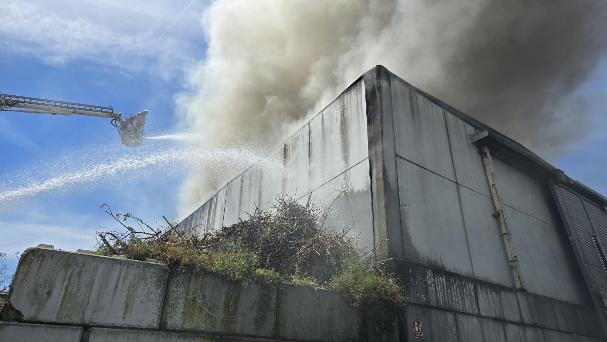 Impresionante incendio en una nave de gestión de residuos en O Porriño