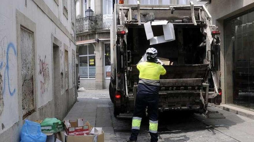 Tareas de recogida de basura en las calles de Vilagarcía. // Noé Parga