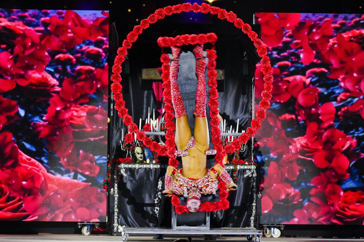 Candidato 01: Drag Avalon. Artista: Osvaldo Cabrera Rocha. Fantasía: Mira en lo que te has convertido. Representa: Juventud Canaria, Clínica Dental Claramunt y Full Cargo Diseño: José Carmona y Osvaldo Cabrera Rocha.