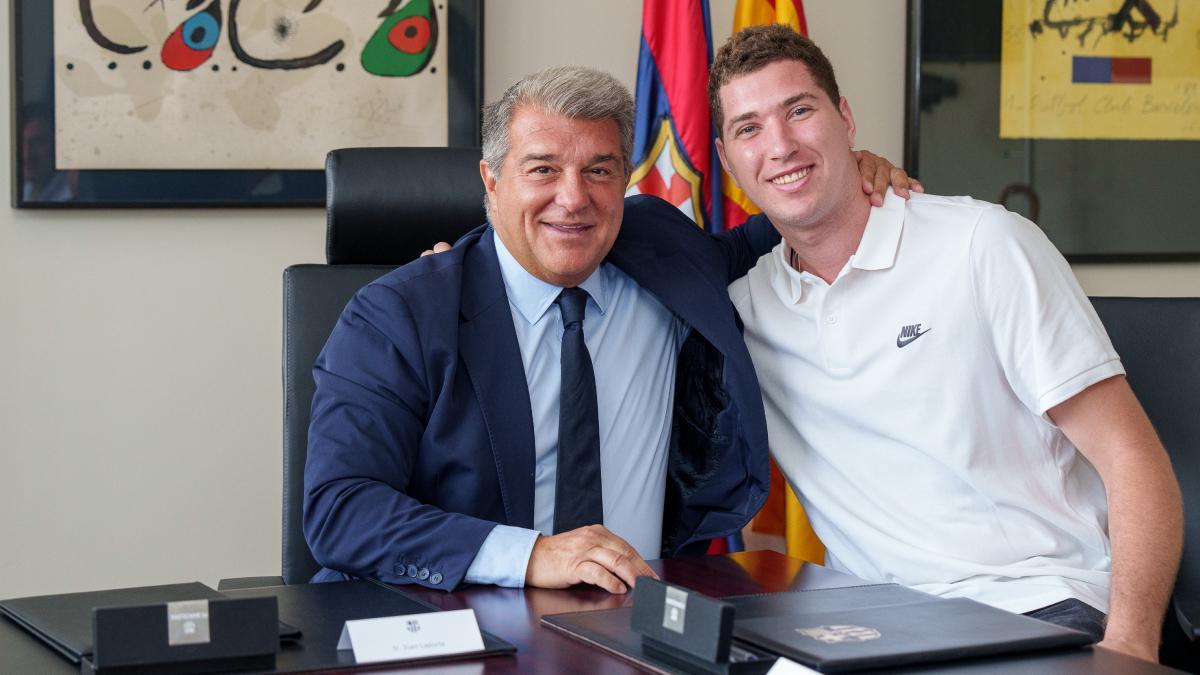 Joan Laporta y Joel Parra en el momento de la firma del contrato
