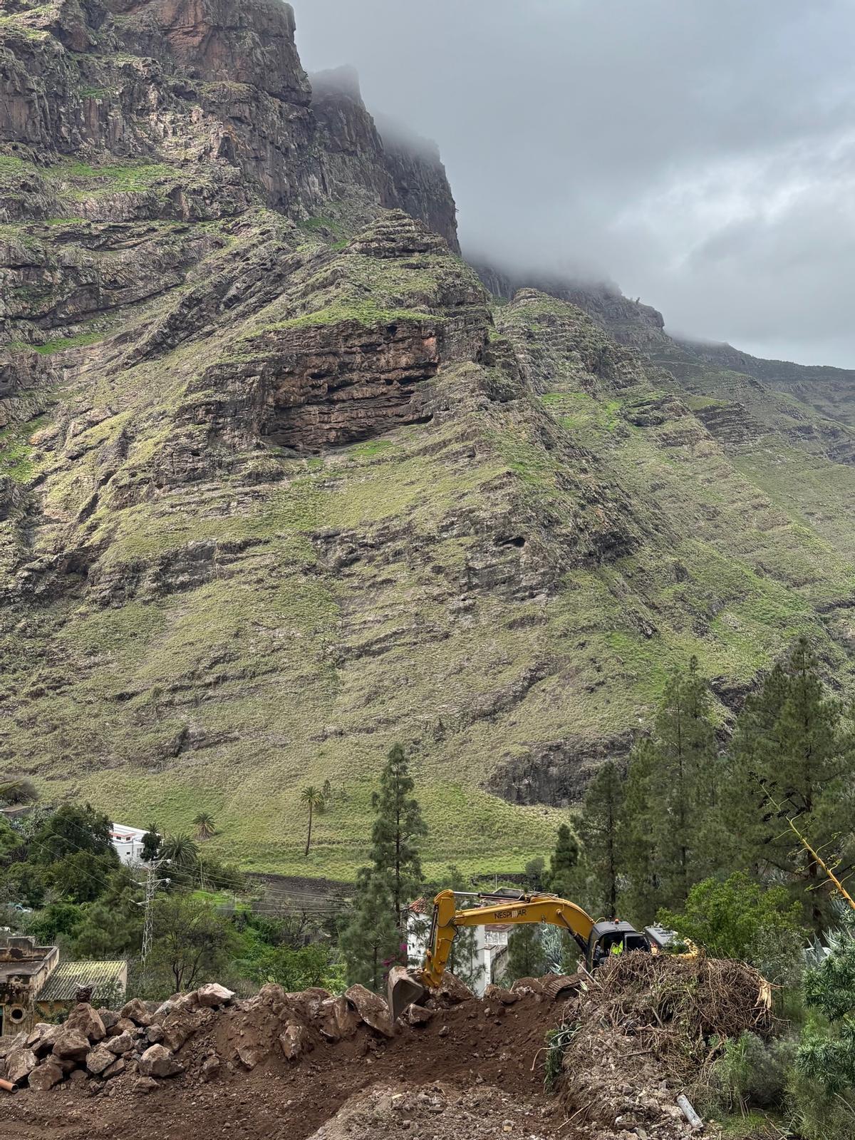 Las máquinas, trabajando en la obra de Agaete.