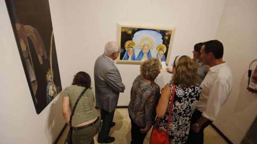 La inauguración reunió ayer al mediodía a numerosas autoridades, pero también a amantes de la pintura, personas vinculadas a la cultura y distintos representantes que ya han podido disfrutar del arte pictórico centrado en el Misteri d&#039;Elx.