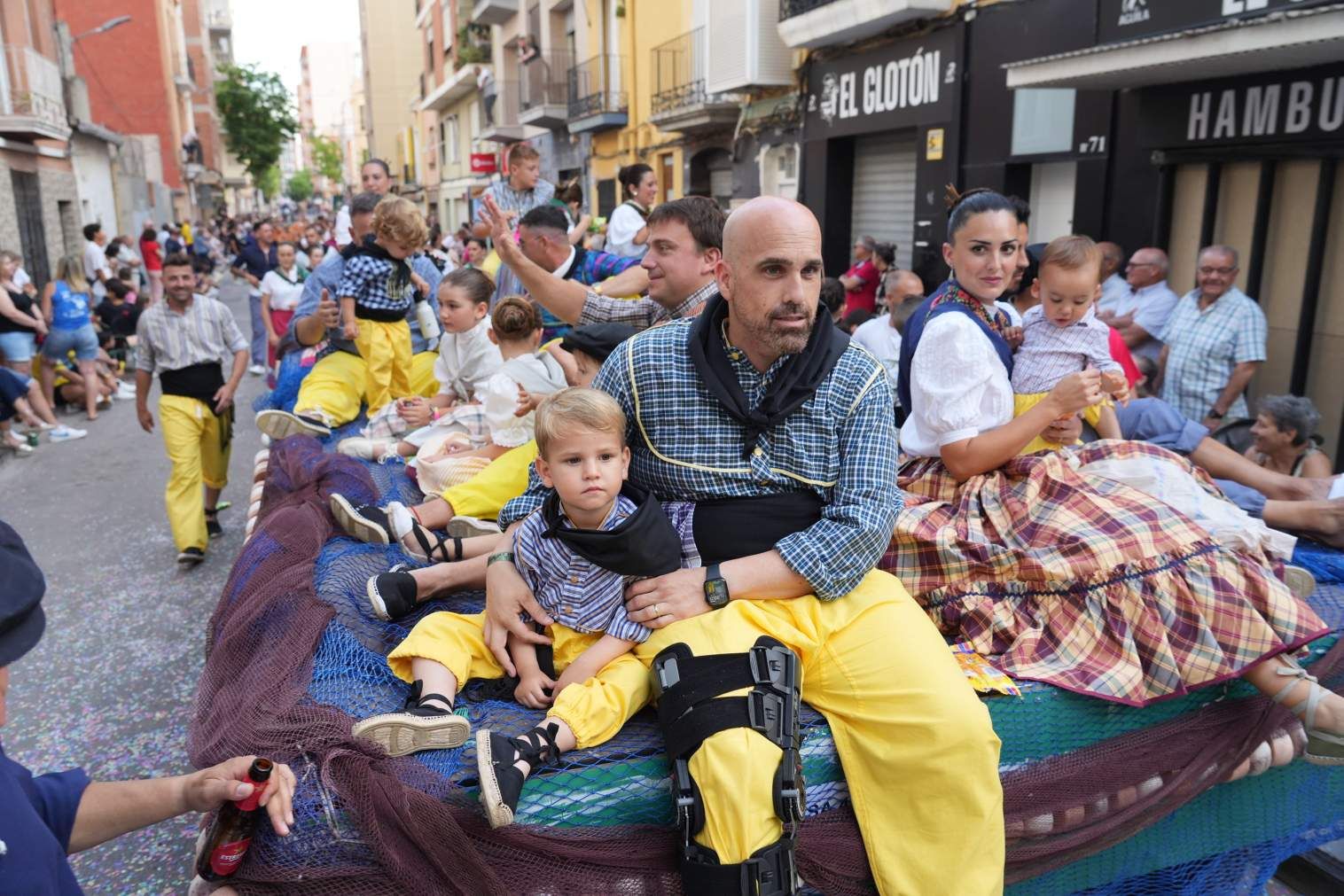 El Grau da inicio a las fiestas de Sant Pere con pólvora, bous y música