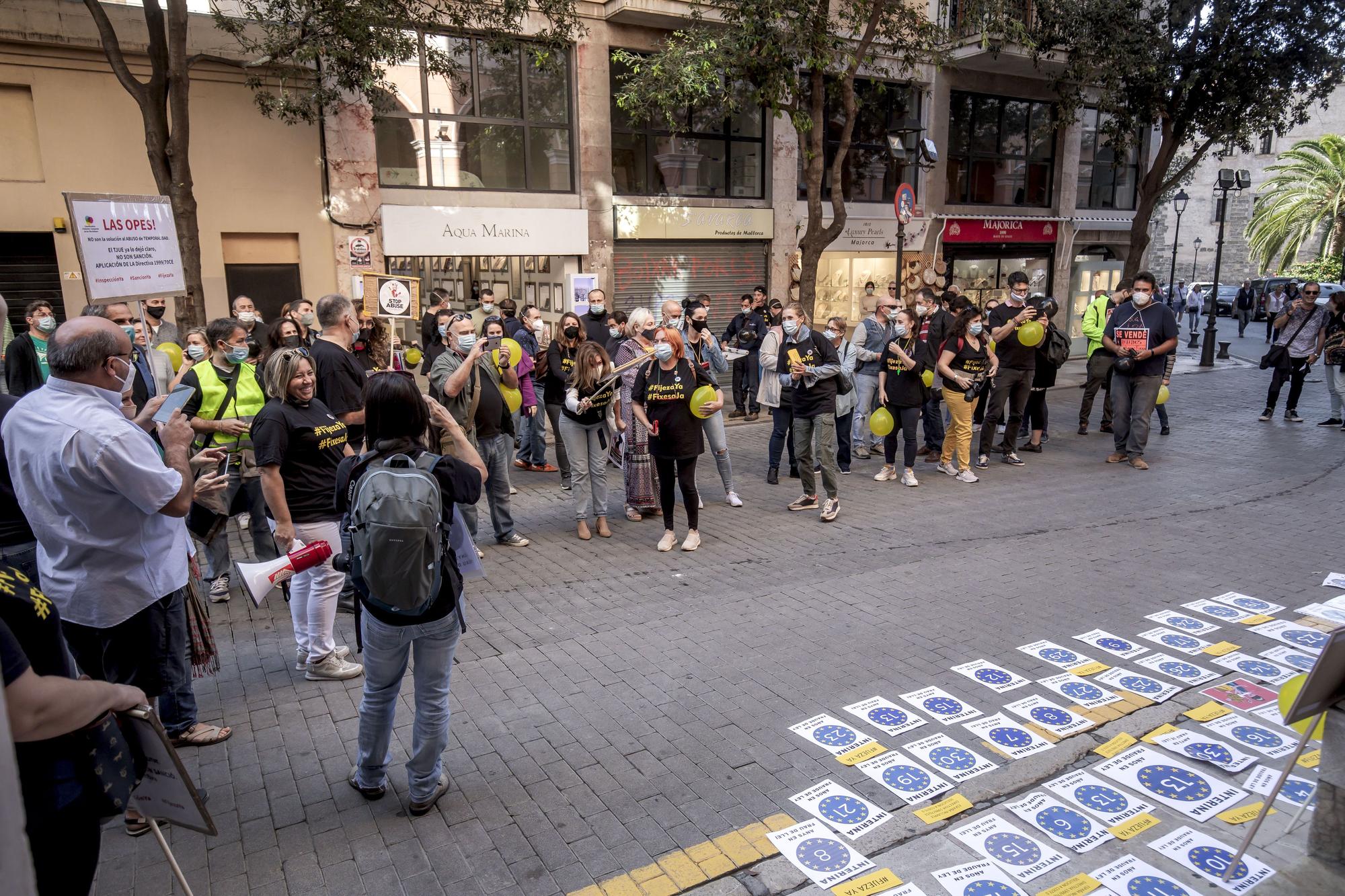 Los funcionarios interinos se manifiestan en Palma