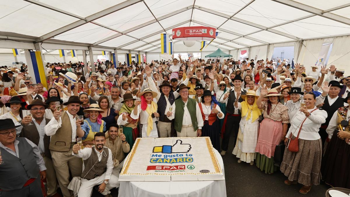 Foto de familia con la plantilla de la cadena de supermercados de Spar en Gran Canaria celebrando el Día de Canarias.
