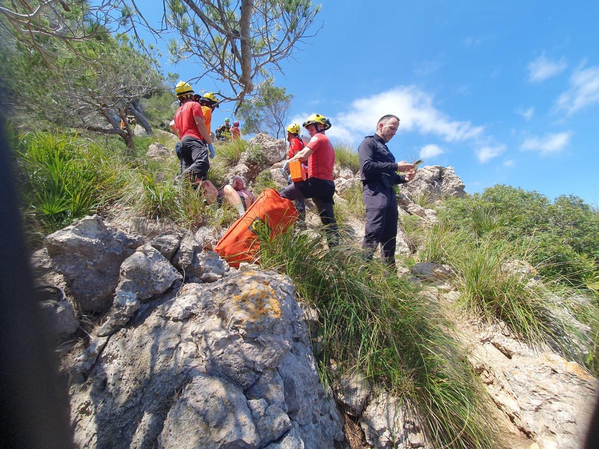 Rescatan a un excursionista alemán de 71 años tras sufrir una caída y ...